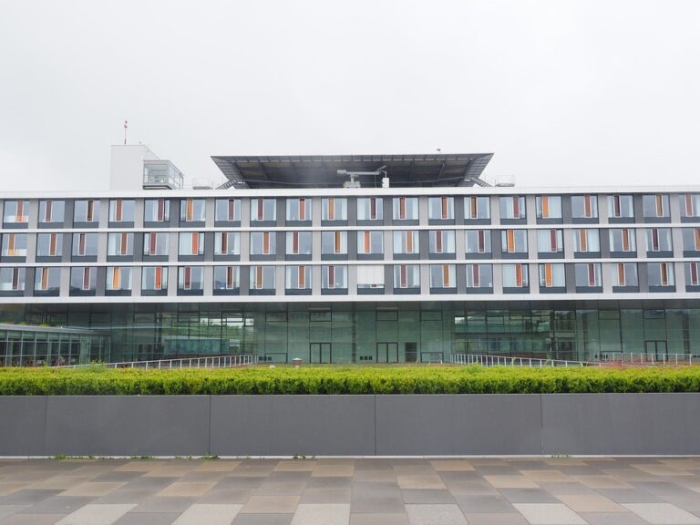 Dalam artikel ini, kita akan mengulas lebih dalam tentang Universitas Korea, mulai dari sejarah pendiriannya hingga program studi unggulan yang dimiliki. Selain itu, kita juga akan membahas mengenai kehidupan kampus dan fasilitas yang tersedia bagi mahasiswa, seperti perpustakaan, laboratorium, dan pusat kegiatan ekstrakurikuler.